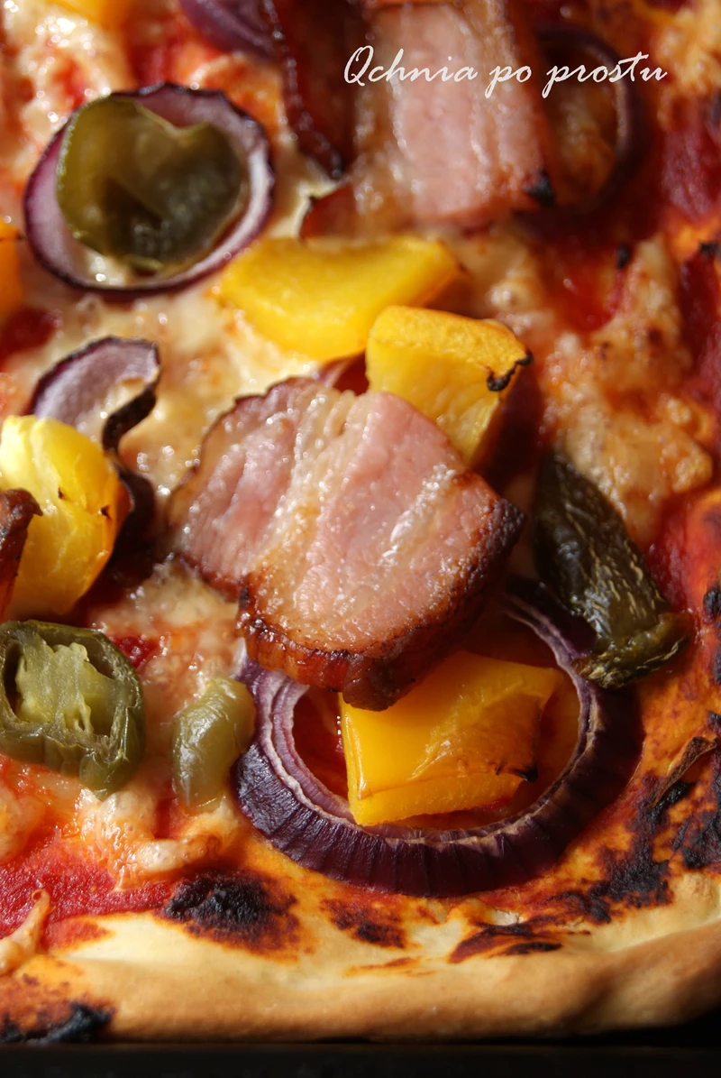 Pizza z wędzonym boczkiem na cienkim spodzie