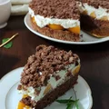 Biszkopt z brzoskwiniami i kremem mascarpone.