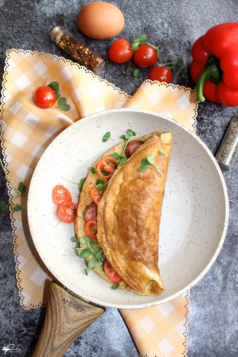 Omlet z kiełbasą i kiełkami