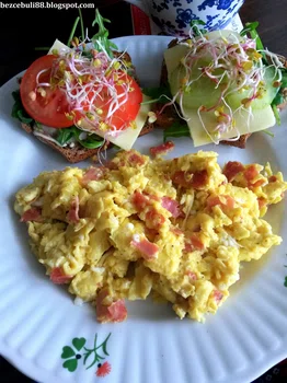 Jajecznica na maśle z szynką