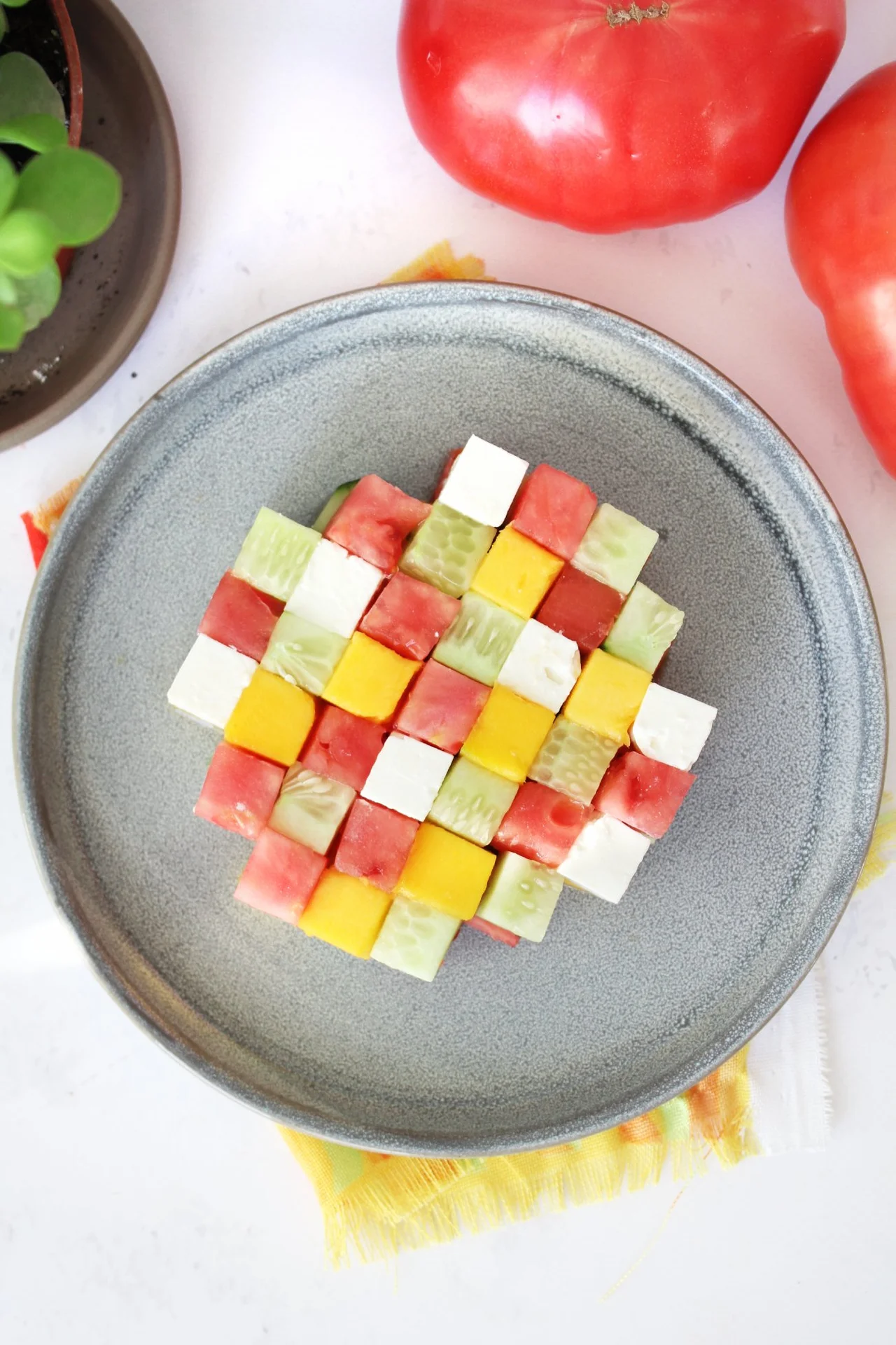 Sałatka Tetris - sałatka z serem feta i mango