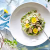 Wiosenny makaron z pesto, tofu, zielonym groszkiem i kwiatkami podbiału