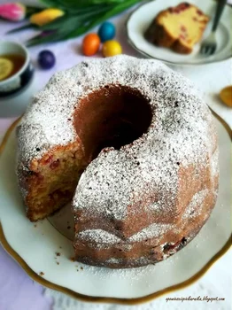 Migdałowa babka z żurawiną i morelami