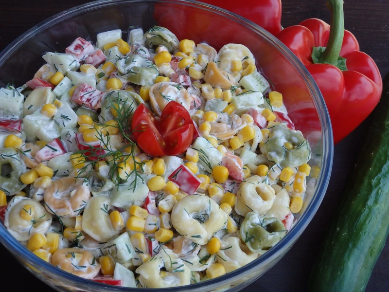 Kolorowa sałatka z tortellini