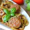 Spaghetti z cukinii z klopsikami – szybkie i pyszne danie z warzywnym makaronem