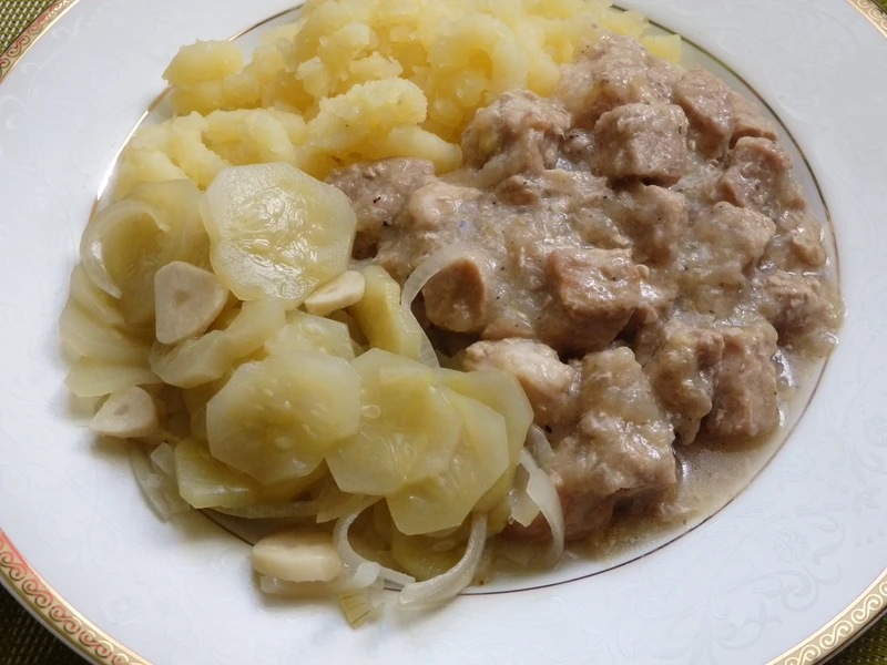 Gulasz wieprzowy z cebulą