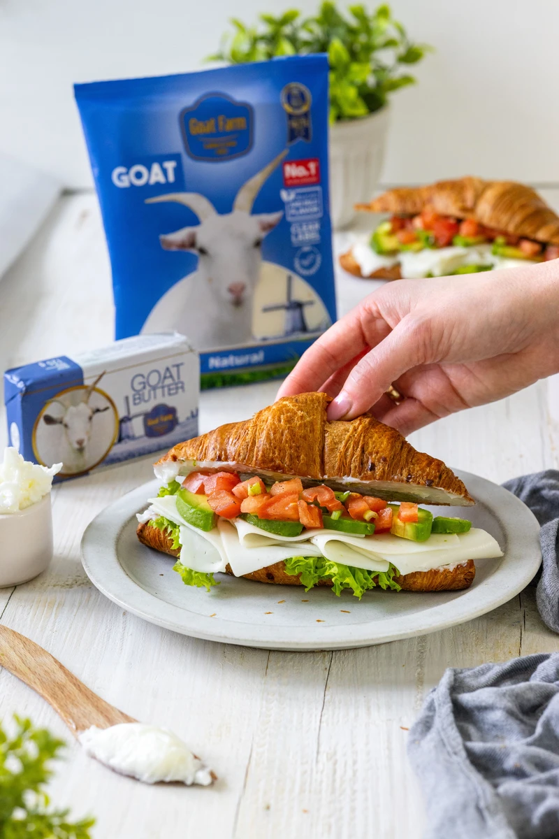 Croissant z kozim serem awokado i pomidorami