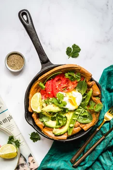 Wytrawny dutch baby z jajkiem i awokado