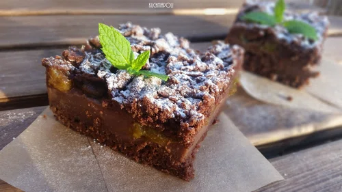 Ciasto z budyniem i śliwkami