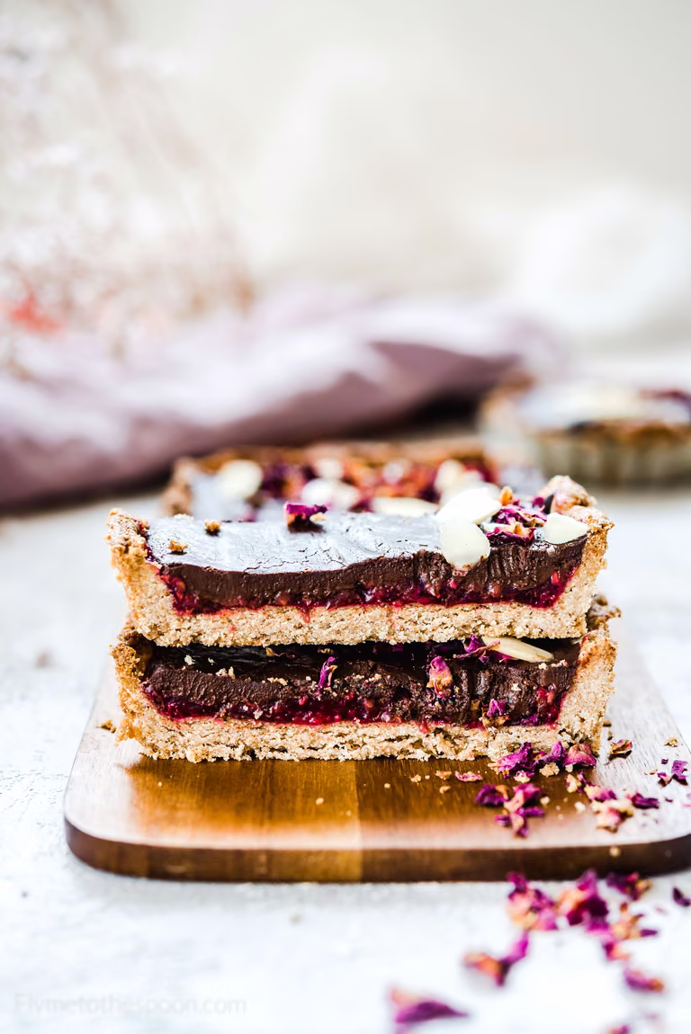 Tarta z czekolada i malinami z różą