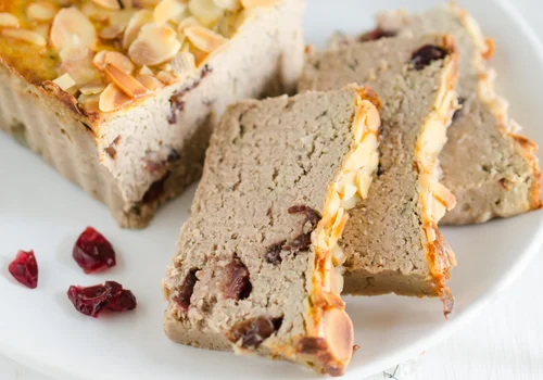 Świąteczny pasztet się kruszy? Dodaj to do masy, a będzie zwarty i delikatny!