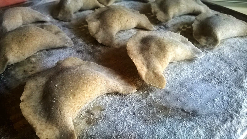 Ciasto na pierogi z mąki żytniej i maślanki- bez jajka