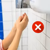 Nie susz rąk w publicznej toalecie w ten sposób!