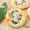 Śniadaniowe mini tarty z czosnkiem niedźwiedzim i szynką parmeńską