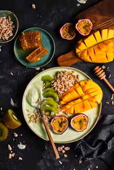 Smoothie bowl z herbatą matcha i egzotycznymi owocami