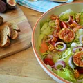 Salata z figami i karmelizowanymi orzechami wloskimi