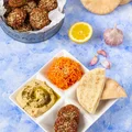 Falafel z surówką z marchewki, hummusem i chlebem pita
