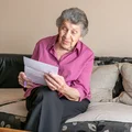 Uwaga seniorzy - ZUS rozsyła decyzje o podwyżkach świadczeń! 3 możliwe scenariusze