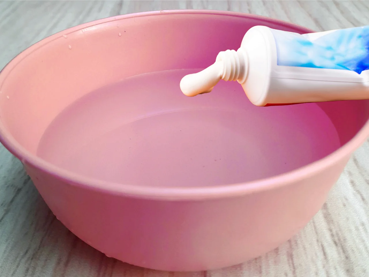 Rozpuść pastę do zębów w wodzie i zobacz, co się stanie po 10 minutach! Efekt zaskoczy każdego