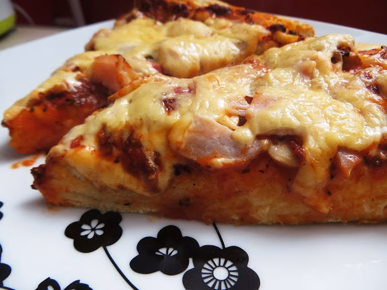 Domowa pizza na puszystym spodzie