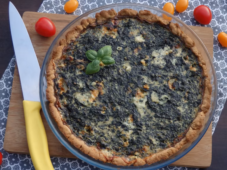 Orkiszowa tarta ze szpinakiem i serem pleśniowym