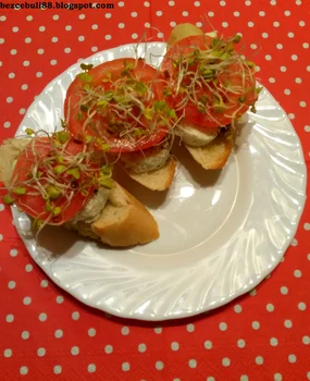 Bagietka czosnkowa z pomidorem i mozzarellą