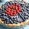 Tarta z budyniem, malinami i borówkami