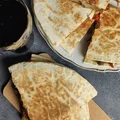 Quesadilla z serem, pieczarkami i kiełbasą krakowską