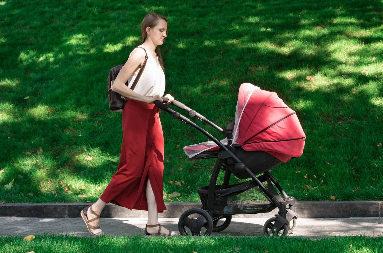 Pracująca mama dostanie z ZUS 1500 zł co miesiąc! Informacja od ZUS