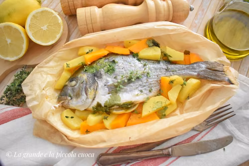 Dorada pieczona w pergaminie z ziemniakami i dynią