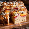 Ucierane ciasto cynamonowo-rumowe ze śliwkami