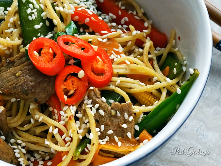 Chow mein z wieprzowiną i z warzywami