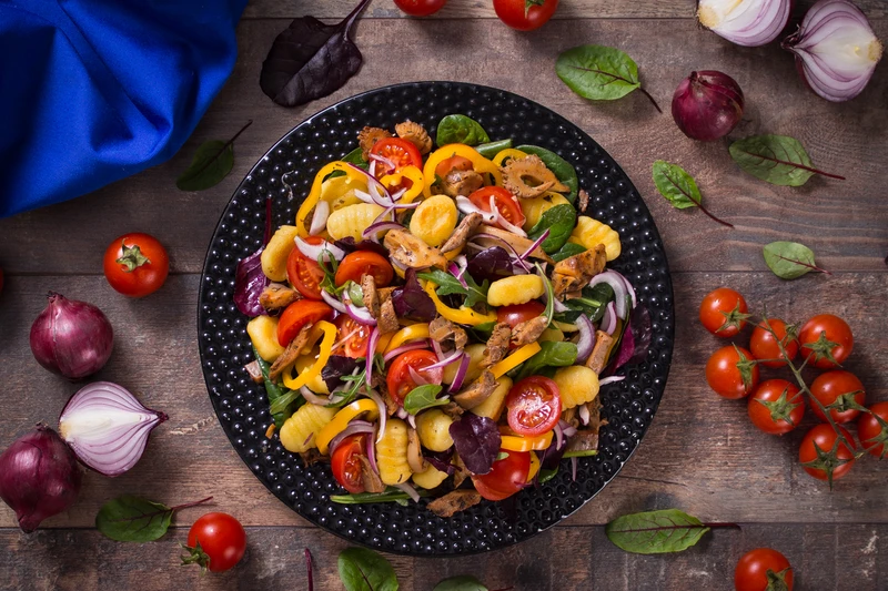 Sałatka z gnocchi i boczniakami