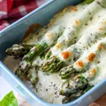 Pieczone szparagi w sosie beszamelowym