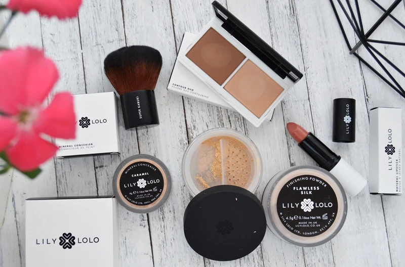 Lily lolo - Podkład, puder i korektor mineralny oraz pędzel Super Kabuki / Costasy