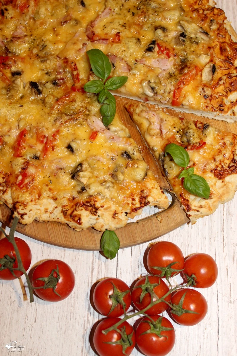Prosta pizza z szynką, papryką i pieczarkami
