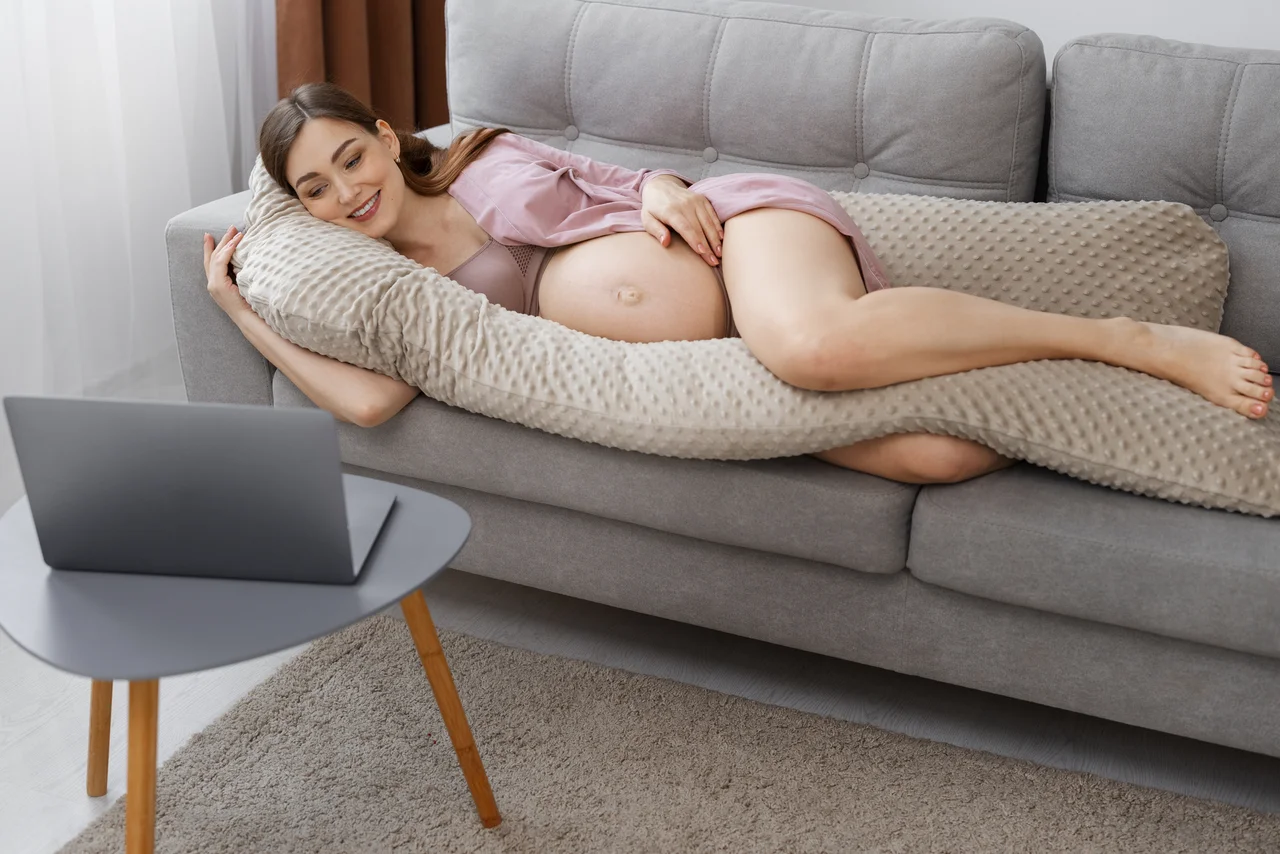 Poduszki ciążowe – jak poprawiają sen, odciążają ciało i pomagają odzyskać codzienny komfort?