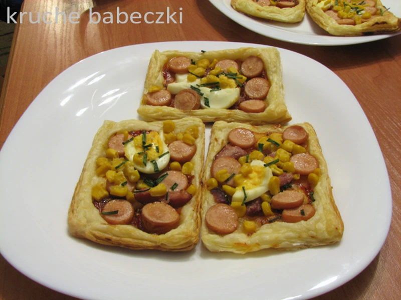 Mini pizza z ciasta francuskiego