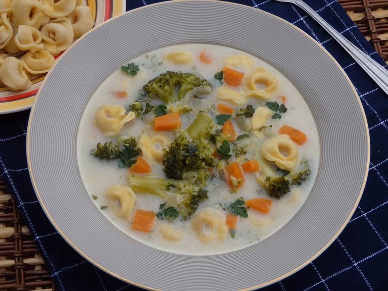 Zupa brokułowa z tortellini