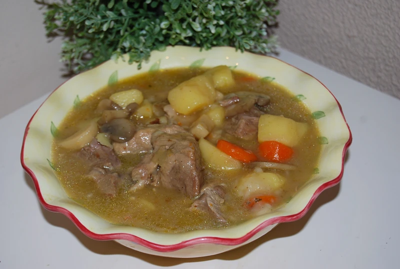 Mięsny kociołek z pieczarkami