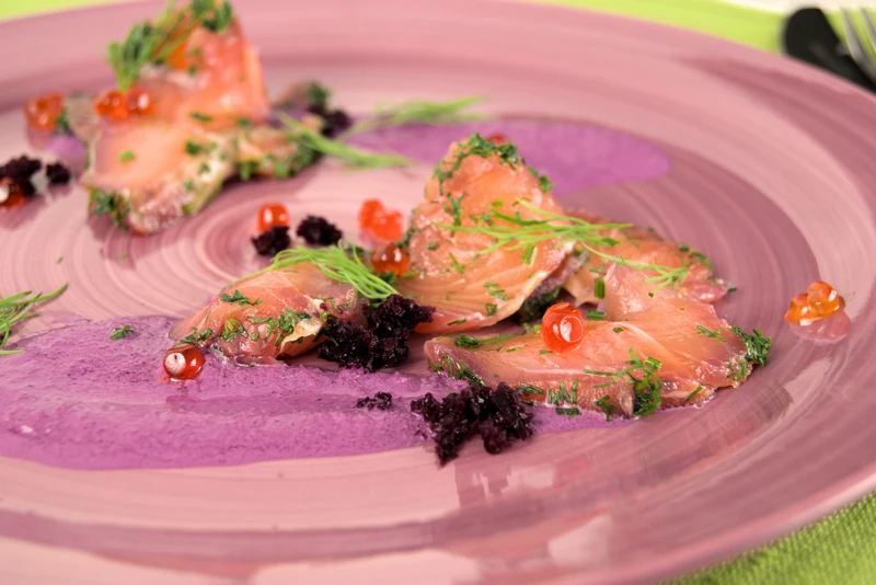 Gravlax z wiśniówką, sosem chrzanowym z kiszonymi burakami i jadalną ziemią