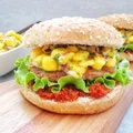 Hamburger wołowo-wieprzowy z salsą mango