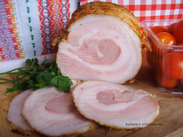 Boczek rolowany, peklowany, pieczony w niskiej temperaturze. Domowa wędlina na kanapki.