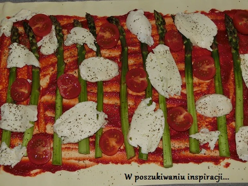 Tarta ze szparagami i mozzarellą