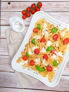 Penne w sosie serowym z kurczakiem zapiekane z pomidorkami i mozzarellą