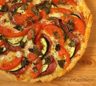 Tarta z salami, cukinią, mozzarellą i pomidorami
