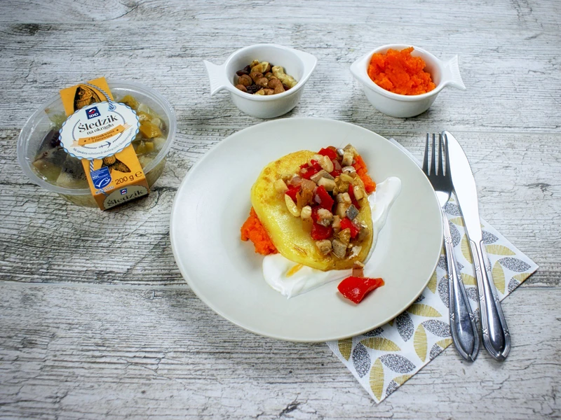 Śledzik z orzechami na marchewkowym puree