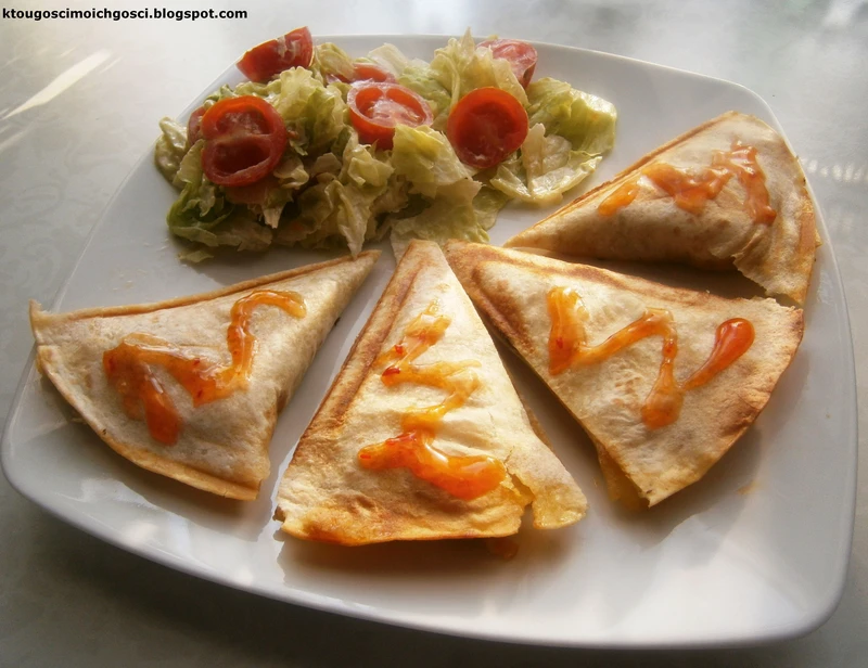 Mini quesadillas czyli tortilla z...tostera :) z farszem pieczarkowo-porowym z kurczakiem i serem