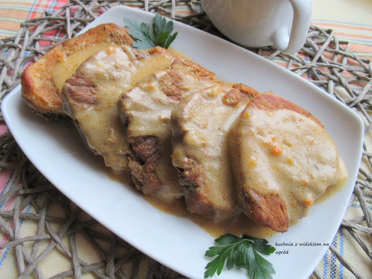 Pieczeń z szynki wieprzowej w gęstym sosie. Soczysta i aromatyczna.