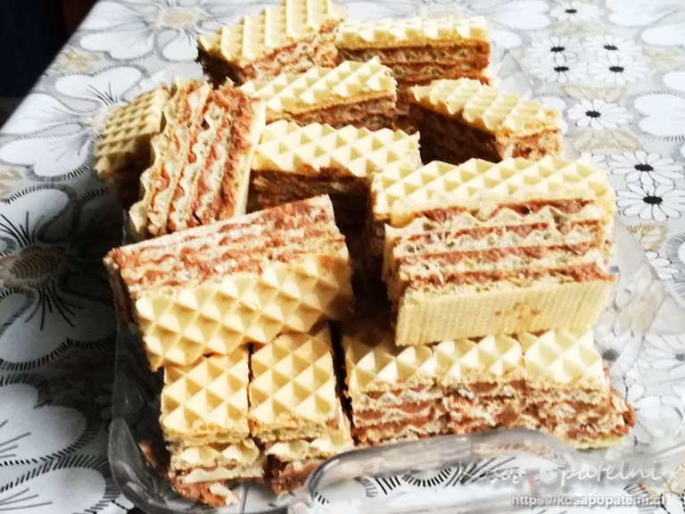 Wafelki z masą kakaowo-orzechową